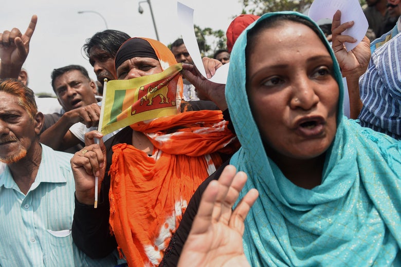 Members of the Purawasi Balaya group hold a rally calling for calm following violence in central Sri Lanka, in Colombo on March 8, 2018.A daytime curfew was relaxed on March 8 in the troubled Sri Lankan district of Kandy where three people were killed in anti-Muslim riots, but schools remained closed as beefed-up security forces patrolled the streets. More than 200 homes, businesses and vehicles were set ablaze during three days of violence sparked by the death of a man from the mainly Buddhist Sinhalese majority at the hands of a Muslim mob last week. / AFP PHOTO / ISHARA S. KODIKARA